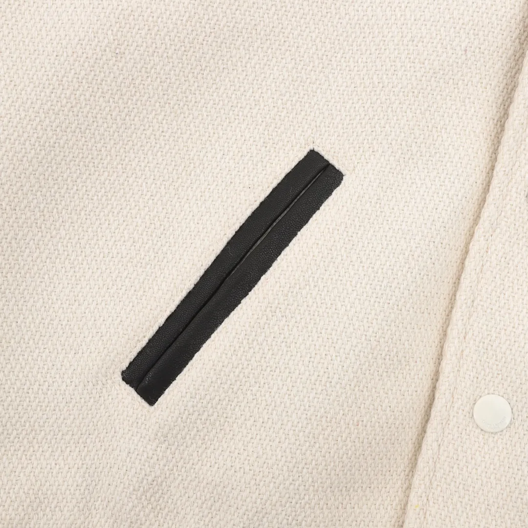 P710 Saint Laurent Paris/Saint Laurent Leather White Baseball Collar Jacket Note: The white baseball jacket cannot be washed. Black genuine leather will stain when exposed to water. Dry clean only! ! ! ! SLP's latest color matching off-white spliced ​​baseball jacket, baseball jacket, channel boutique, the most popular baseball jacket for trendy men and trendy women, available in all levels of the market (you must compare the details), the most powerful quality control, 7 years of production and research on baseball uniforms, exquisite details. With it, you are the most beautiful boy in the world. The paint-coated full-face four-button buckle (button with LOGO), the average weight of the fabric is nearly 900 grams, and it is made of wool + eyeliner blended, custom-woven and dyed wool with high color fastness. The lining is made of silky and delicate cupro fiber material. The lining pocket only has buttons on the right side! Size: 46*48*50*52